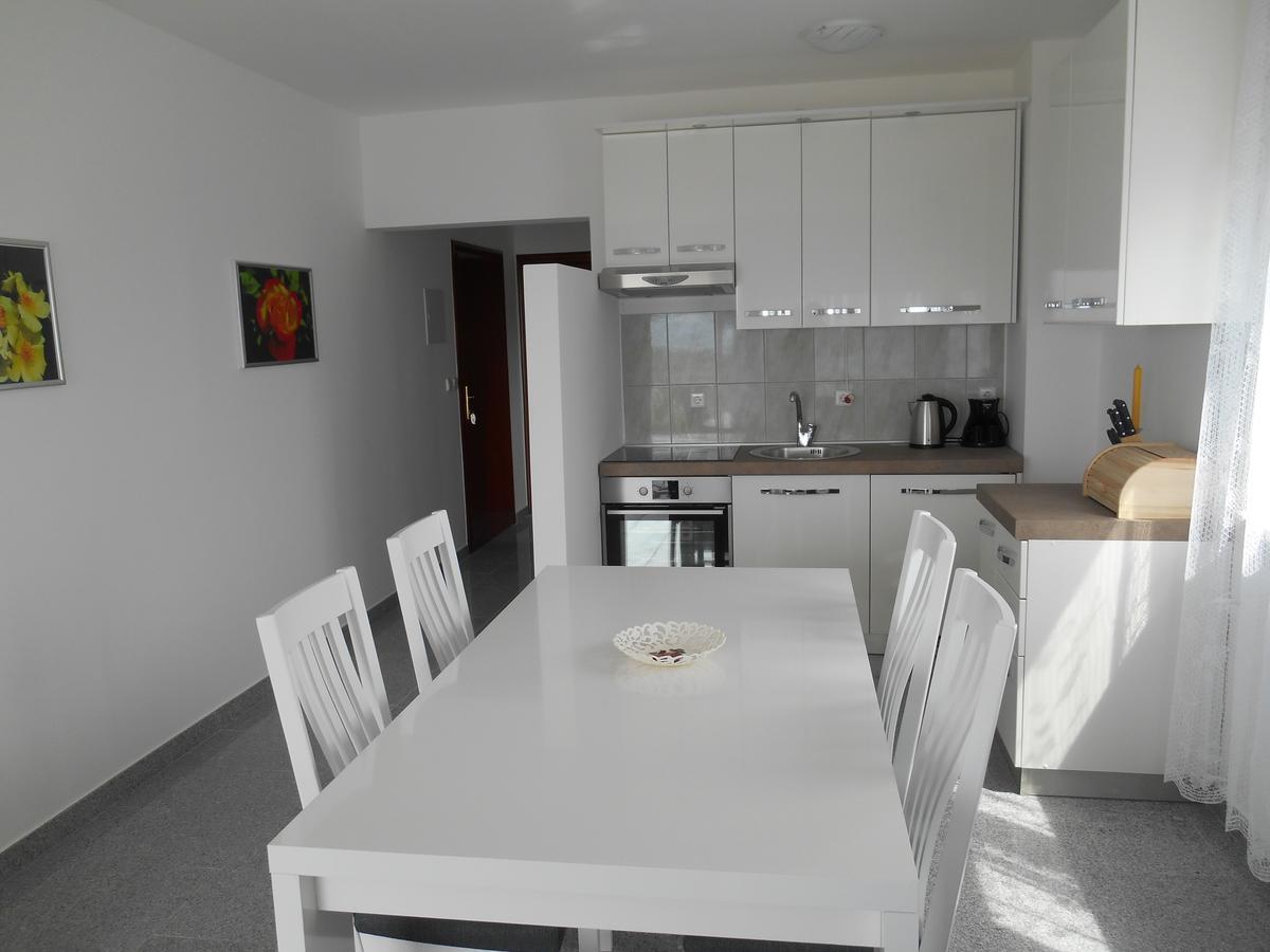 Apartments Diana Smrika Bagian luar foto