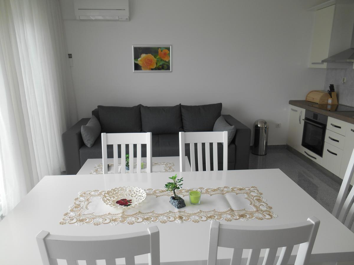 Apartments Diana Smrika Bagian luar foto