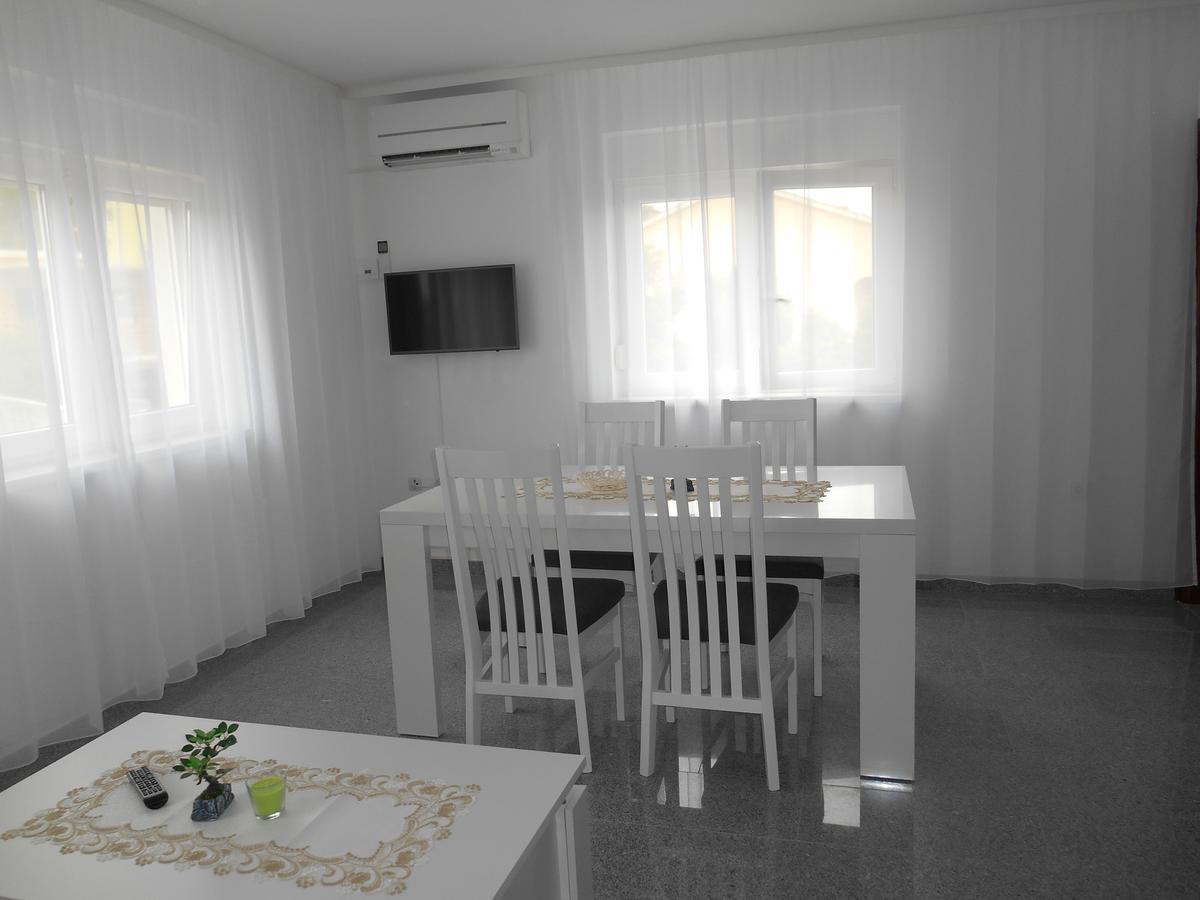 Apartments Diana Smrika Bagian luar foto