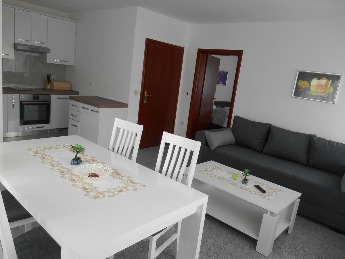 Apartments Diana Smrika Bagian luar foto