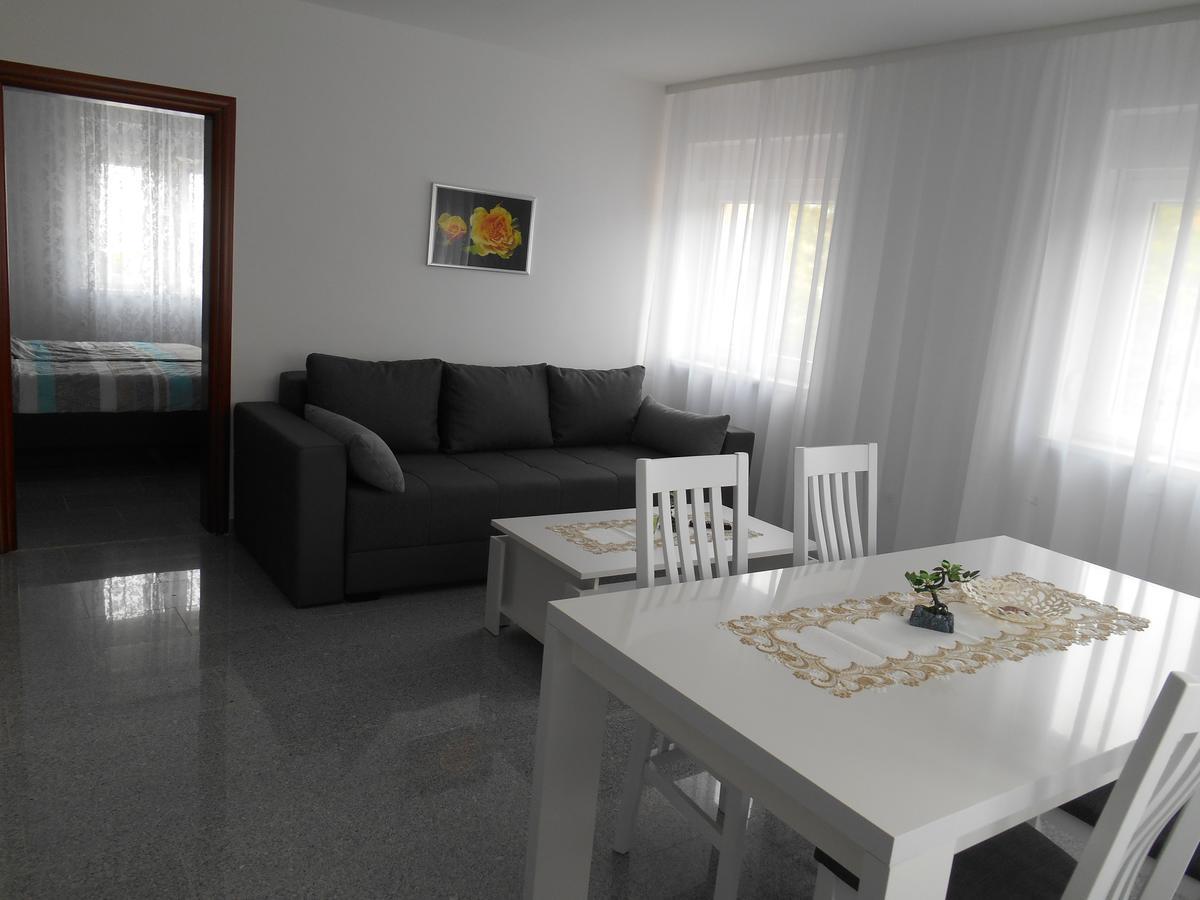 Apartments Diana Smrika Bagian luar foto