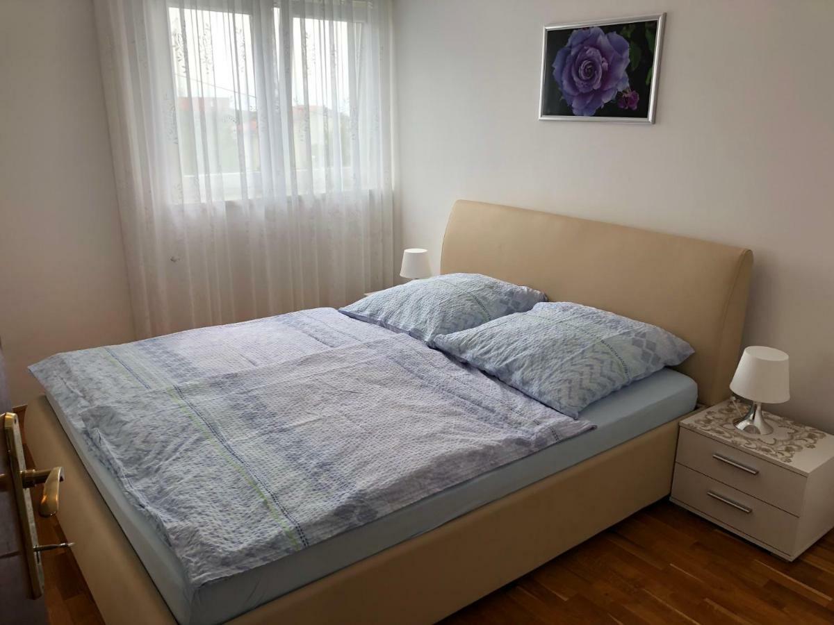 Apartments Diana Smrika Bagian luar foto